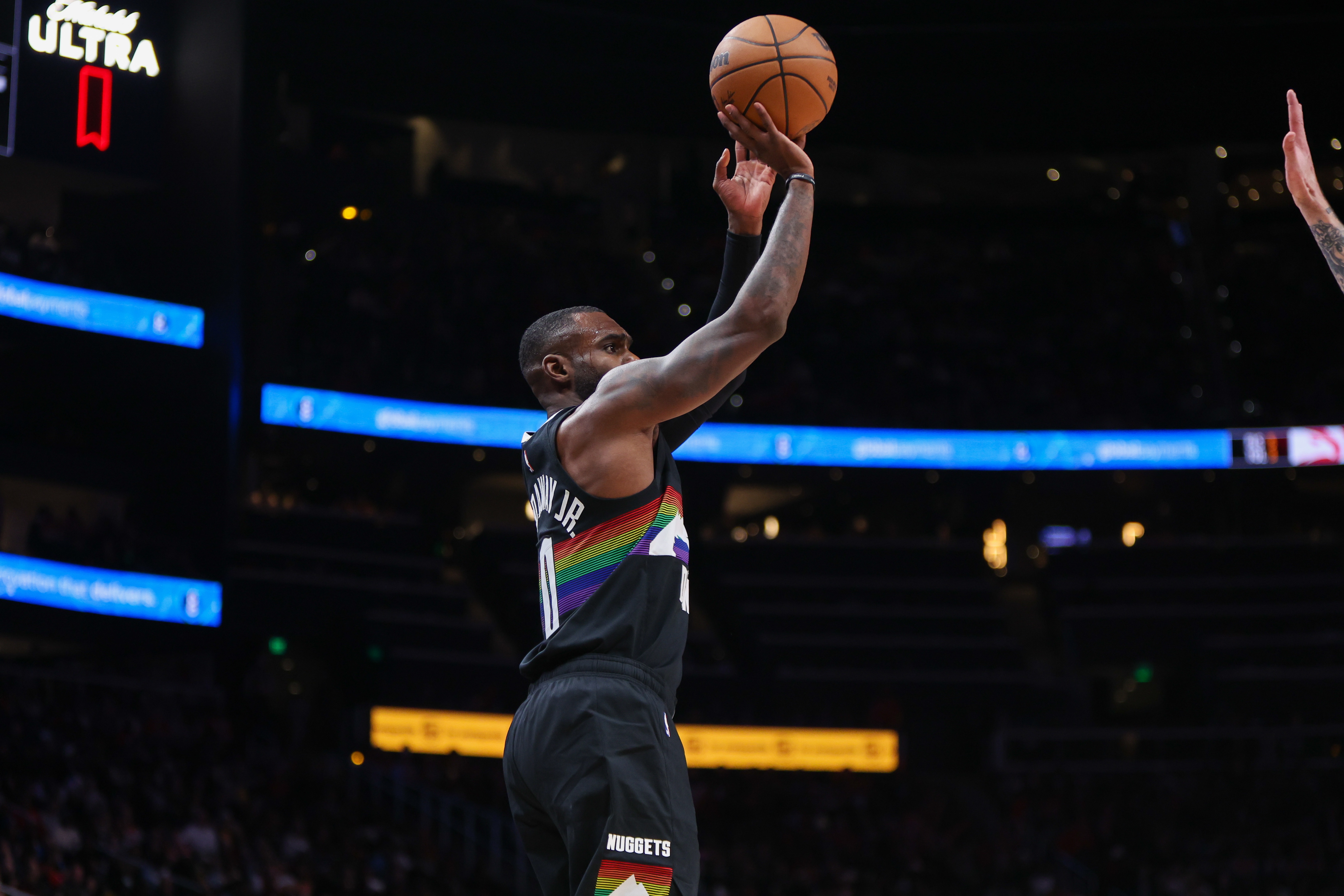 外线开火！小哈达威三分11投6中 砍下21分3篮板2助攻