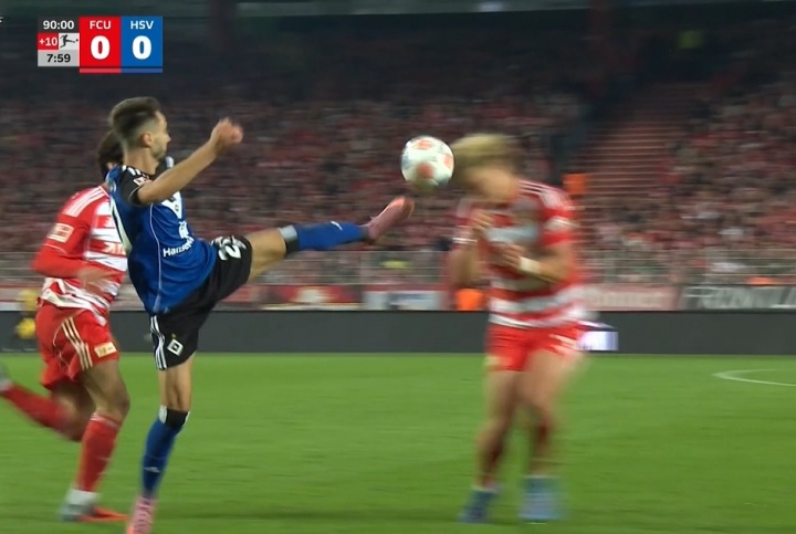 维埃拉高抬腿对抗被出示直红，倒地后痛苦捂住膝盖