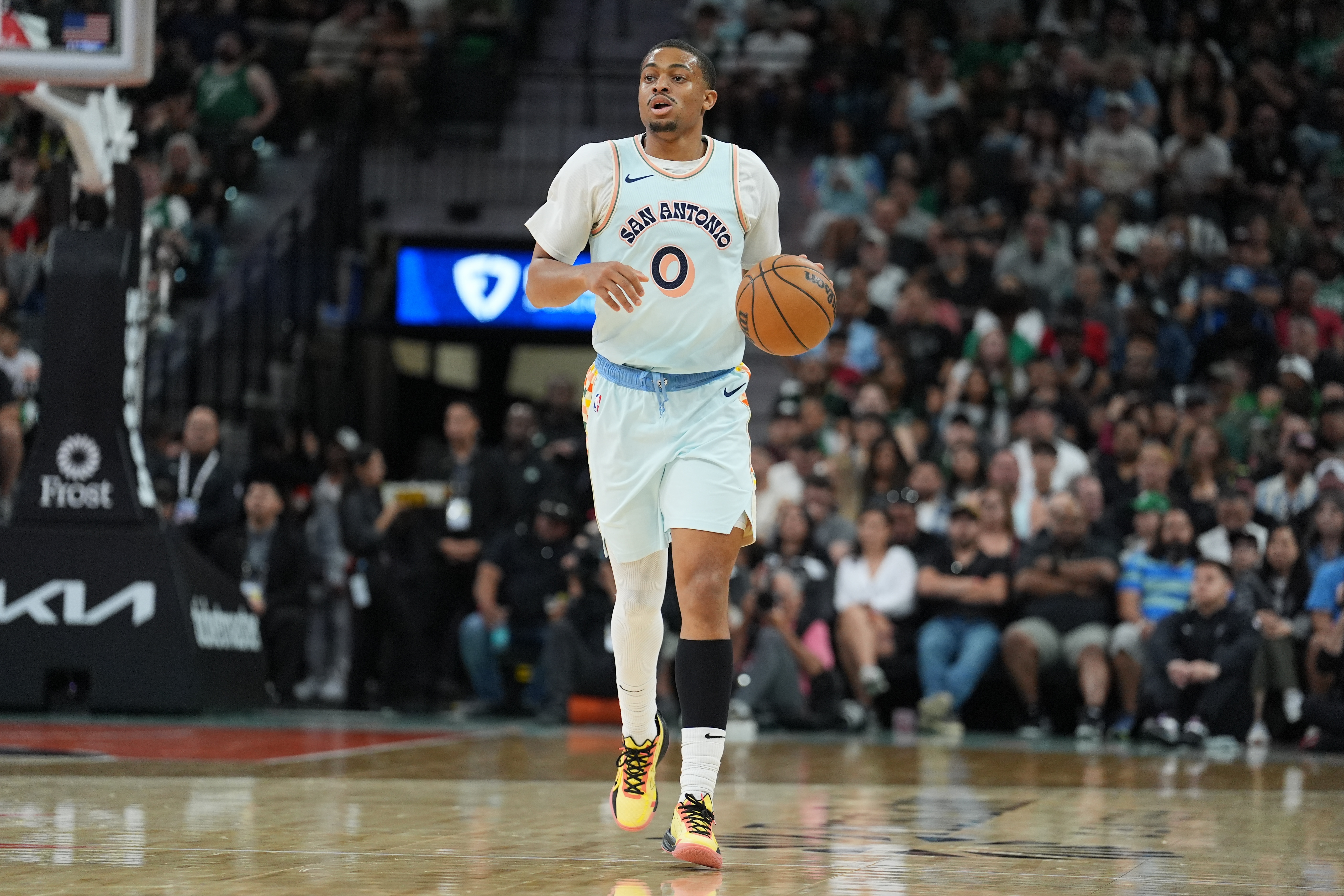 状态不错!凯尔登半场6中4拿到11分5板1助 正负值+16 状态不错!凯尔登半场6中4拿到11分5板1助 正负值+16